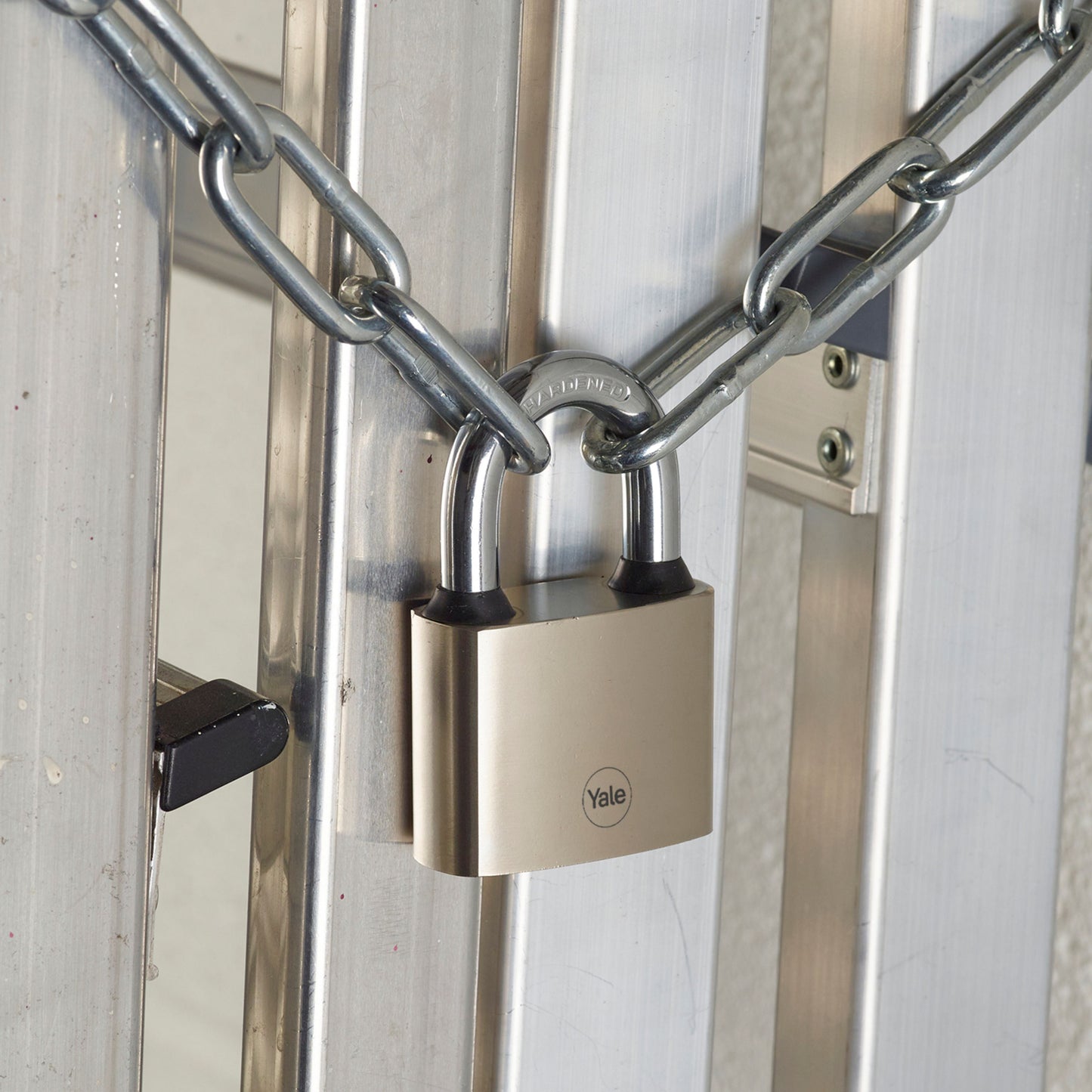 Y112/50/128/1 Yale 50mm Iron Disc Padlock with 3 Retaining Keys (Silver Finish)